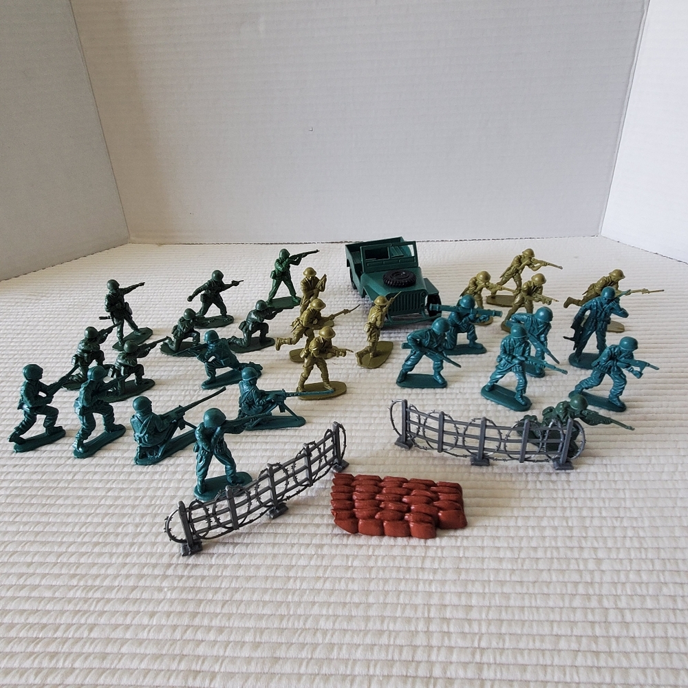 28 Plastic Toy Soldiers Army Men Lot Green And Jeep Vintage Barbed Wire Fence